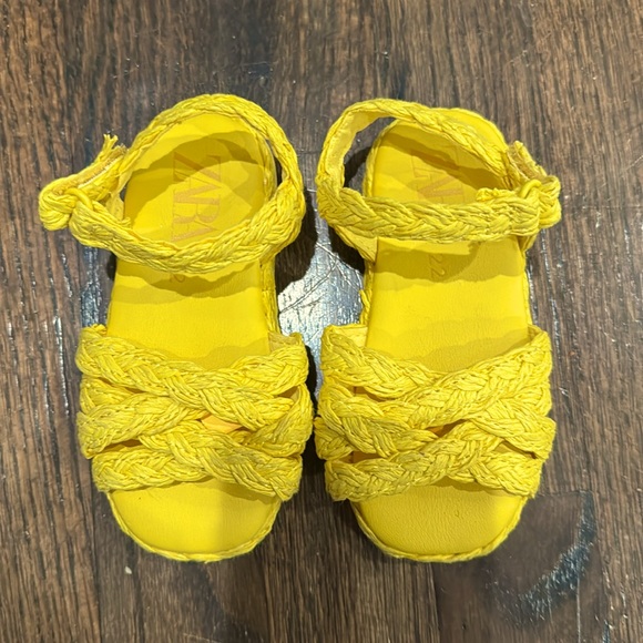 Zara toddler/baby girls size 22 us size 6 yellow summer sandals barely worn - Picture 2 of 3